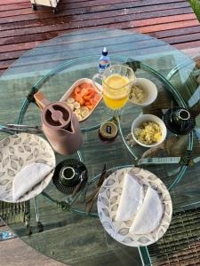 een glazen tafel met eten en drinken erop bij Green Village pousada Atins in Atins
