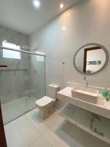 uma casa de banho com um WC, um lavatório e um chuveiro em Casa do Villas - Arraial d'Ajuda em Arraial d'Ajuda
