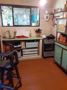 una cucina con lavandino e piano cottura di INFINITO YO, espacio pensado para mujeres solas o con su pareja a Carmelo