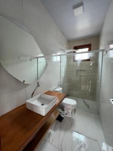 een badkamer met een wastafel, een douche en een toilet bij Green Village pousada Atins in Atins
