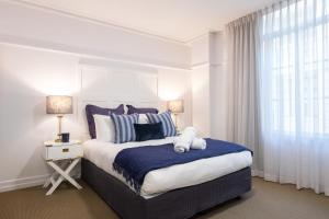 - une chambre avec un lit doté d'un ours en peluche dans l'établissement Ciao Bella, à Brisbane