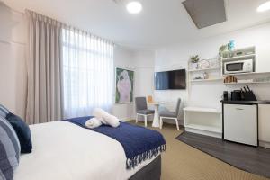 une chambre d'hôtel avec un lit et une salle à manger dans l'établissement Ciao Bella, à Brisbane