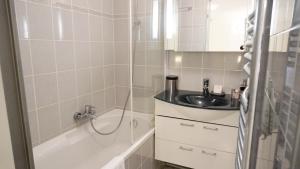 łazienka z umywalką i wanną w obiekcie Appartement 556, Vue Mer et piscine By Palmazur Vacances w Cannes