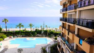 Basen w obiekcie Appartement 556, Vue Mer et piscine By Palmazur Vacances lub w pobliżu
