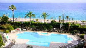 Basen w obiekcie Appartement 556, Vue Mer et piscine By Palmazur Vacances lub w pobliżu