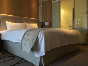 Postel nebo postele na pokoji v ubytování Kaohsiung Chateau de Chine Hotel