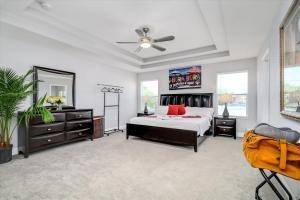 - une chambre avec un lit et un ventilateur de plafond dans l'établissement Spacious Vacation Rental in the Heart of South Tampa, à Tampa