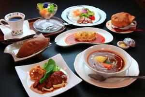 una mesa con platos de comida y un tazón de sopa en Yuuwa Guesthouse, en Mifune