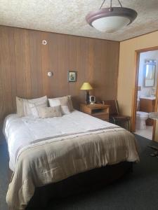 Postel nebo postele na pokoji v ubytování Tolsona Lake Lodge