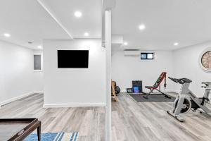 uma sala de estar com um ginásio com máquinas de piso em Marble & Sun em Hampton Bays