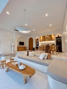 een woonkamer met een bank en een tafel bij Villa Soll A By The Villas 100 in Bogor