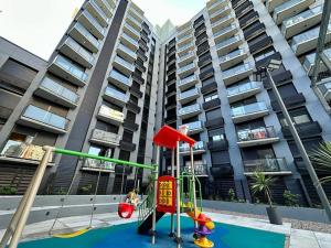 un parque infantil frente a un edificio de apartamentos en Brand New apartment near port - piso 11 en Montevideo