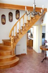 escalera de madera en una sala de estar con mesa en Old Time Lido, en Lido di Camaiore
