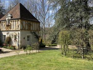 ein großes Haus mit einem Gamer-Dach auf einem Hof in der Unterkunft Gîte Souvigny-de-Touraine, 2 pièces, 2 personnes - FR-1-381-455 in Souvigny-de-Touraine