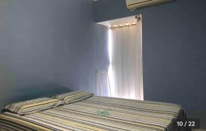 ein Bett mit zwei Kissen darauf in einem Schlafzimmer in der Unterkunft Resort flat Gavôa in Igarassu