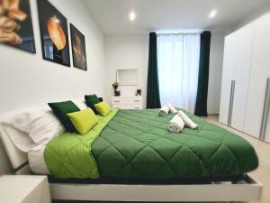 1 dormitorio con 1 cama verde grande en una habitación en Le Popolari - Appartamento, en Bitonto