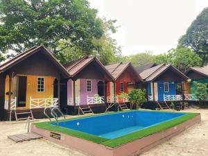 停泊島的住宿－Bee Chalet Perhentian Island，前面有一排房子,上面有一个游泳池