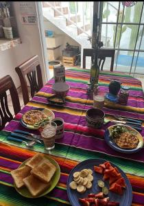 einen Tisch mit Teller mit Speisen darüber in der Unterkunft Home Sweet Home Guanajuato in Guanajuato