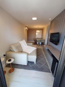 TV a/nebo společenská místnost v ubytování Apartamentos 250m da Orla -Edifício Nugali- Castelo B Temporada