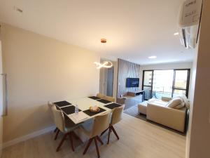 Sjónvarps- og/eða afþreyingartæki á Apartamentos 250m da Orla -Edifício Nugali- Castelo B Temporada