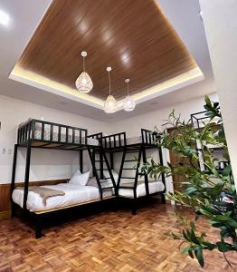 1 dormitorio con 2 literas y suelo de madera en HOTEL Pinc, en General Santos