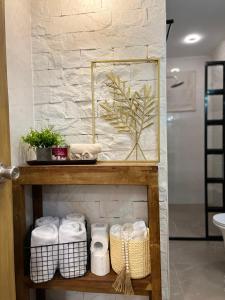 baño con estante con rollos de papel higiénico en HOTEL Pinc, en General Santos