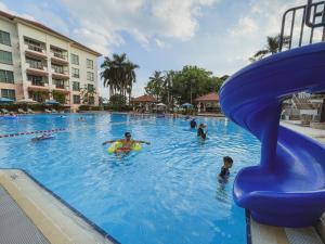 Bazén v ubytování Diamond Westlake Suites nebo v jeho okolí