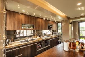 Kuchyň nebo kuchyňský kout v ubytování Lan'd villa - Venuestay