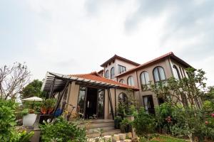 Casa con porche y jardín en Lan'd villa - Venuestay, en Hanói
