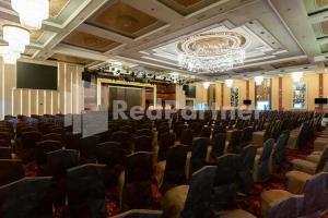 une salle de conférence avec des chaises et un lustre dans l'établissement Selecta Hotel Medan Petisah R Signature Mitra RedDoorz, à Medan