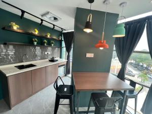 Kuchyň nebo kuchyňský kout v ubytování Smile Hotel Klang Bukit Tinggi