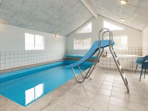 Bazén v ubytování Holiday home Blåvand nebo v jeho okolí