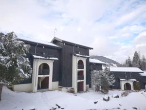 czarno-biały budynek w śniegu w obiekcie Appartement T2+Cabine 6 Pers, Proche Pistes de La Turche aux Gets - FR-1-685-32 w mieście Les Gets +6 zdjęć