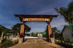 een poort met een bord dat vallarta leest bij Valhalla Nimaima Glamping in Nimaima