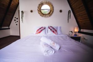 Een bed of bedden in een kamer bij Valhalla Nimaima Glamping