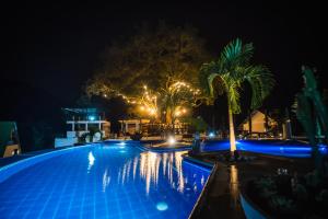 Het zwembad bij of vlak bij Valhalla Nimaima Glamping