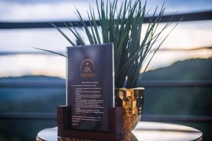 Een certificaat, prijs of ander document dat getoond wordt bij Valhalla Nimaima Glamping