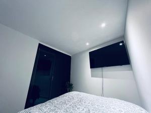 a bedroom with a bed and a large window at Departamento ejecutivo nuevo in Ciudad Obregón
