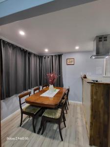 comedor con mesa de madera y sillas en Stylish Homestay Close CBD en Hamilton