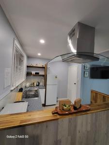 Een keuken of kitchenette bij Stylish Homestay Close CBD