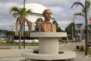 a statue of a man in a fountain in front of a building at Casa Bonita Pimentel in Pimentel