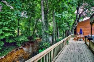 een houten loopbrug naar een hut in het bos bij Smoky Mountain Retreat 2 Bd 1 and Half Bath in Maggie Valley