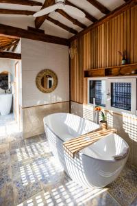 ein großes Bad mit einer Badewanne und einem Waschbecken in der Unterkunft EL House in Gyeongju