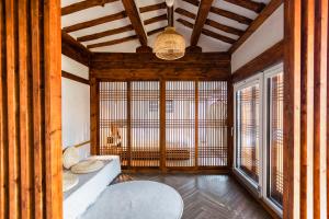 慶州市にあるEL Houseのベッド1台と大きな窓が備わる客室です。