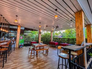 um restaurante com mesas e cadeiras e um bar em Moly Resort em Kampot