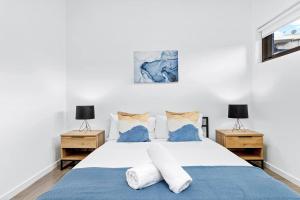 1 dormitorio con 1 cama blanca y 2 mesitas de noche en Centre of Newtown 2 Bed Apartment en Sídney