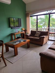ein Wohnzimmer mit einem Sofa und einem Couchtisch in der Unterkunft Hermosa Beach House in Playa Hermosa