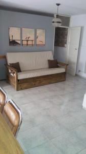 a living room with a couch in a room at Alquiler para turistas in San Rafael