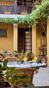 una mesa con copas de vino en el patio en Villa Vicuña Wine & Boutique Hotel en Cafayate