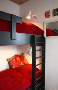 Poschodová posteľ alebo postele v izbe v ubytovaní Vigen ferielejligheder
